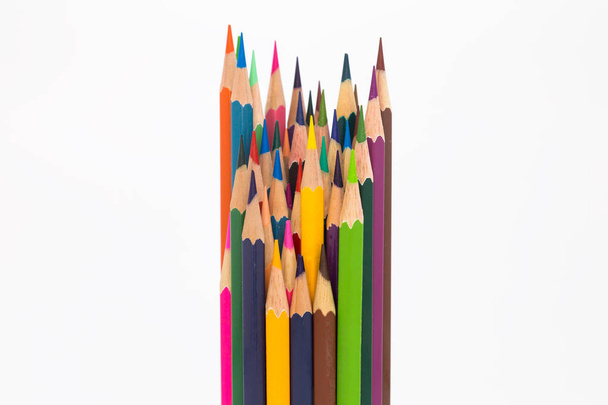 Meerdere kleuren houten potloden op witte achtergrond - Foto, afbeelding