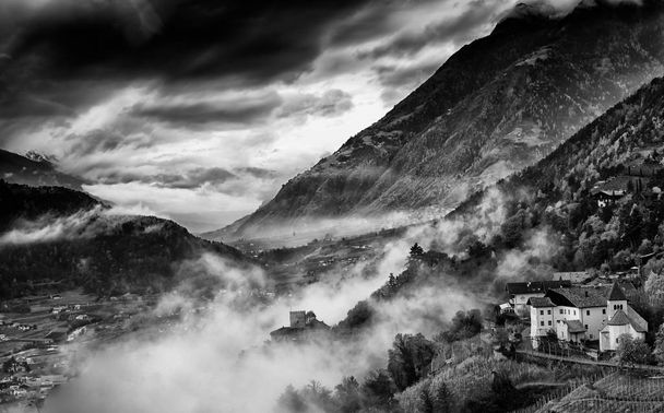 Paisagem em preto e branco. Vista de Dolomites Alpes e Meran, sagacidade
 - Foto, Imagem