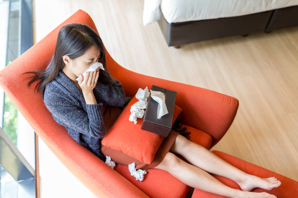 Mujer estornudando en casa
 - Foto, Imagen