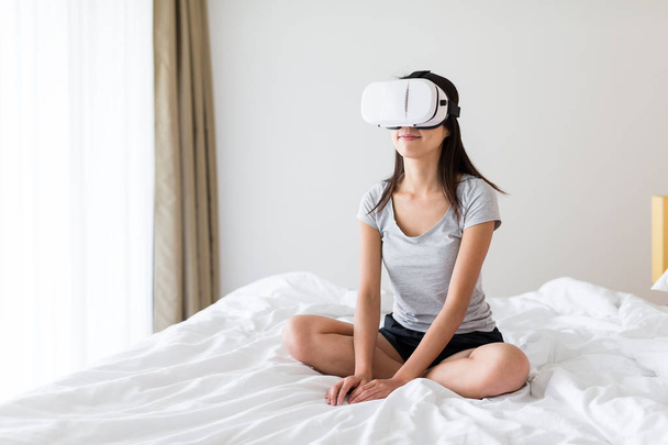 Femme regardant avec un appareil de réalité virtuelle
 - Photo, image