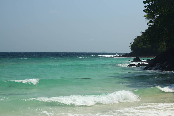 Tropical island, Koh Hey, Thailand. Crystal clear blue sea, white sand and rocks. Paradise vacation spot. - Φωτογραφία, εικόνα