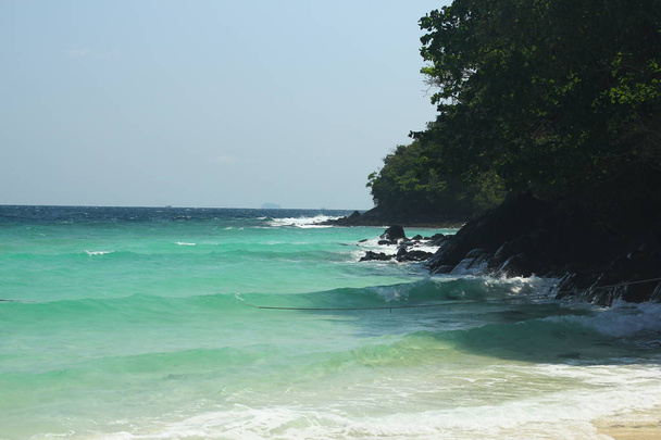 Tropical island, Koh Hey, Thailand. Crystal clear blue sea, white sand and rocks. Paradise vacation spot. - 写真・画像