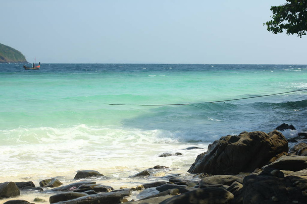 Isla tropical, Koh Hey, Tailandia. Mar azul cristalino, arena blanca y rocas. Paraíso lugar de vacaciones
. - Foto, Imagen