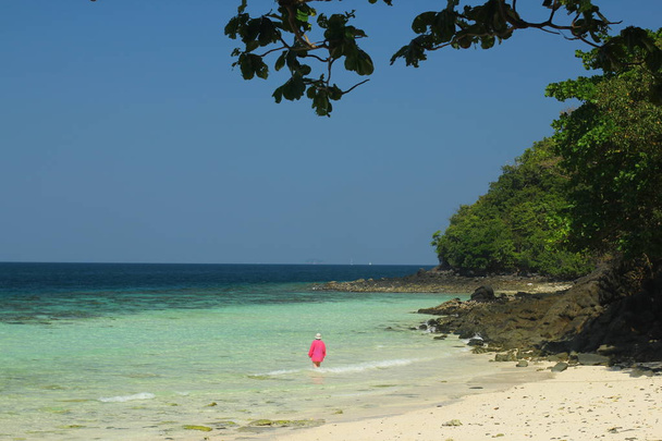 Tropical island, Koh Hey, Thailand. Crystal clear blue sea, white sand and rocks. Paradise vacation spot. - Fotoğraf, Görsel