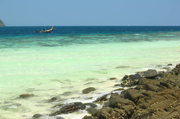 Tropical island, Koh Hey, Thailand. Crystal clear blue sea, white sand and rocks. Paradise vacation spot. - Фото, зображення