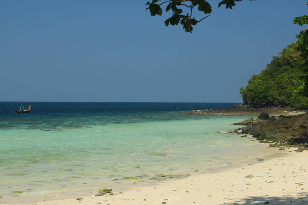 Tropical island, Koh Hey, Thailand. Crystal clear blue sea, white sand and rocks. Paradise vacation spot. - Zdjęcie, obraz