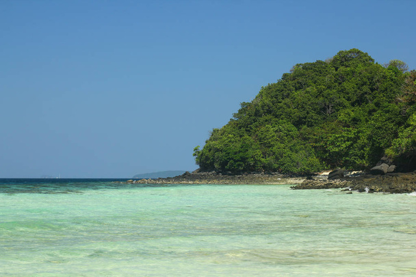 Tropical island, Koh Hey, Thailand. Crystal clear blue sea, white sand and rocks. Paradise vacation spot. - Valokuva, kuva