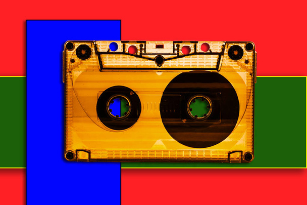 Imagen de un cassette musical sobre un fondo colorido
 - Foto, Imagen