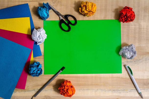 Escritorio con accesorios mango tijeras de papel de colores
 - Foto, imagen
