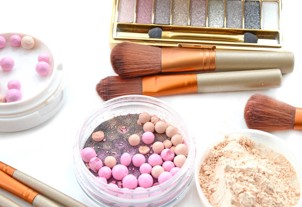 cosmétiques en poudre et pinceaux de maquillage
 - Photo, image
