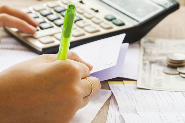 dépôt de facture d'écriture à la main avec la bande de livret pour les dépenses financières et les revenus
 - Photo, image