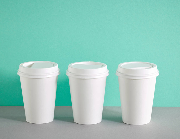 beyaz kağıt Kahve kupaları - Fotoğraf, Görsel