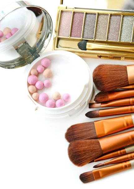 cosmetica instellen met poeder en make-up borstels - Foto, afbeelding