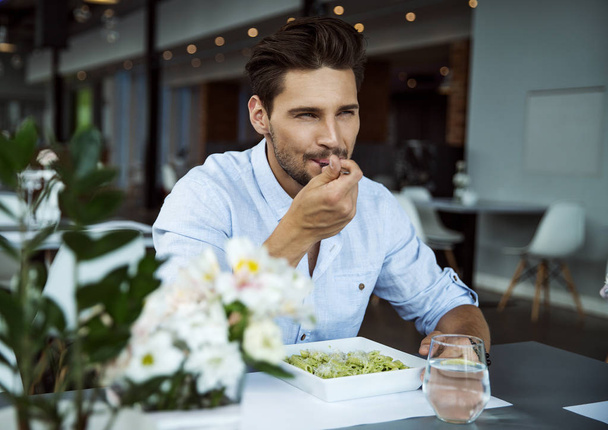 Handsome man eating pasta - Fotoğraf, Görsel