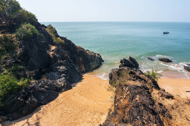 Laguna chiusa con sabbia gialla separata da un muro di pietra, una zona prendisole per nudisti
. - Foto, immagini