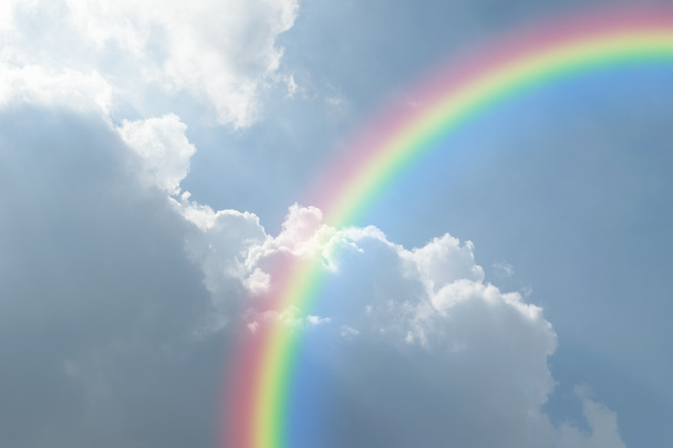 Nube de cielo azul con arco iris
 - Foto, imagen
