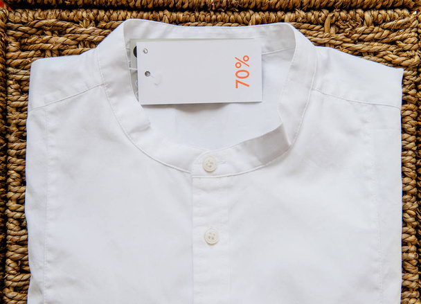 Μοντέρνα ανδρική μόδα πουκάμισο με ετικέτα έκπτωση 70%  - Φωτογραφία, εικόνα
