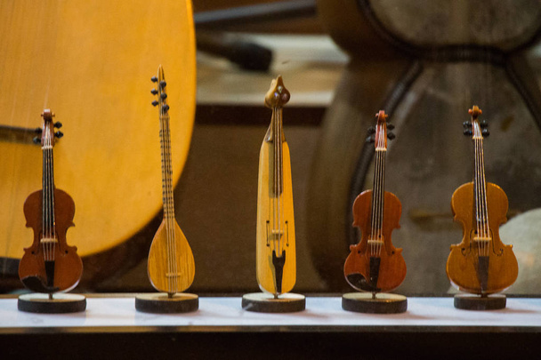 Conjunto de modelos de instrumentos musicais de madeira
  - Foto, Imagem