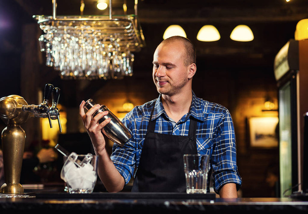 Бармен на роботі, бармен розливу жорсткий дух у склянки в деталях, бармен ллється Текіла в скло, приготування коктейлів, концепція стосовно сервісу та напої - Фото, зображення