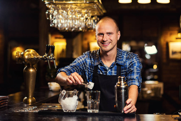 Barman w pracy, Barman odlewania ducha twardego do szklanek na szczegółowo, barman jest wlewając tequila do kieliszka, przygotowywania koktajli, pojęcie o usługi i napoje - Zdjęcie, obraz