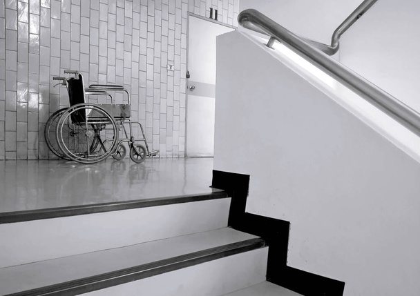 Порожній інвалідний візок, припаркований у лікарні
 - Фото, зображення