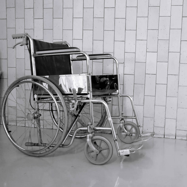 Cadeira de rodas vazia estacionada no hospital
 - Foto, Imagem