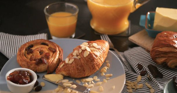 Французский завтрак с выпечкой, апельсиновым соком и кофе
 - Фото, изображение