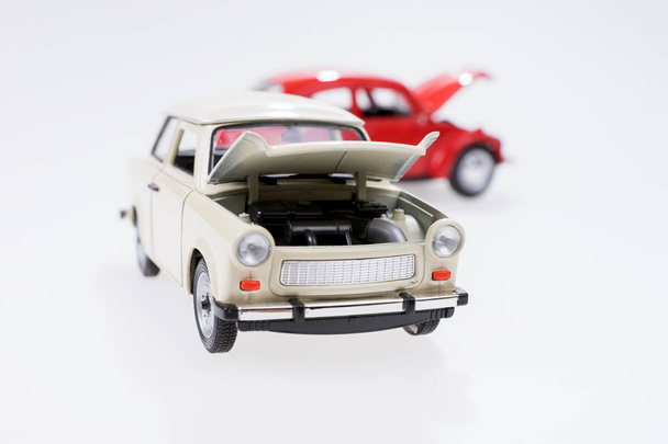 Автомобильный сбой, имитированный с двумя игрушечными машинами
 - Фото, изображение