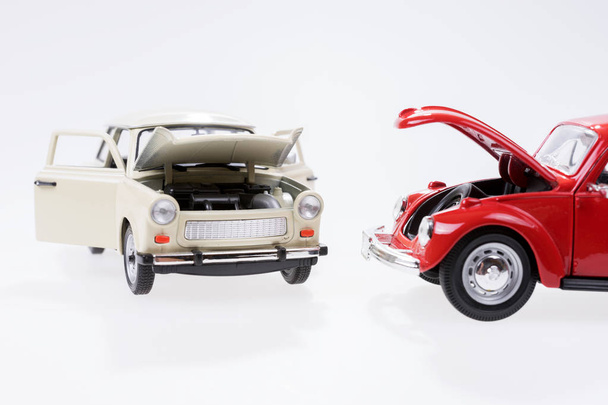 Автомобильный сбой, имитированный с двумя игрушечными машинами
 - Фото, изображение