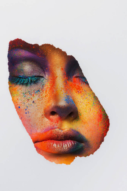 Cara de modelo con maquillaje de arte colorido, primer plano
 - Foto, Imagen