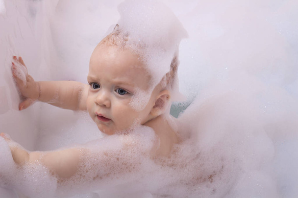 Bébé garçon drôle en mousse de savon dans la baignoire
 - Photo, image