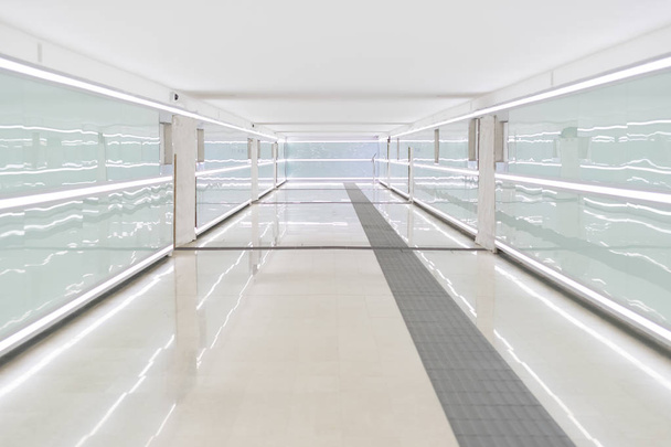 Kävelytie valkoinen moderni lentokentän terminaali
 - Valokuva, kuva