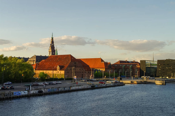 Widok z kopenhaskiej opery w Danii widok na kanał i budynku Christian Iv's Brewhouse i The Black Diamond - Royal Library, budynku w starym mieście Copenhagen, Dania - Zdjęcie, obraz