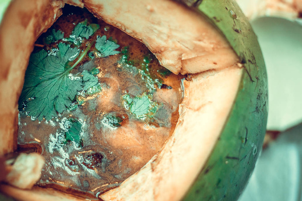 Том Ям Конг или Том Ям в кокосе, Том Ям пряный чистый суп
. - Фото, изображение