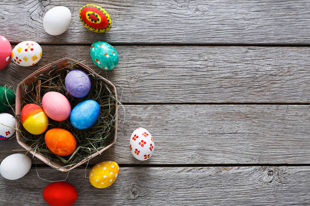 Цветные пасхальные яйца на фоне дерева
 - Фото, изображение