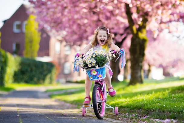 Küçük kız Bisiklete binmek. Çocuk Bisiklet. - Fotoğraf, Görsel