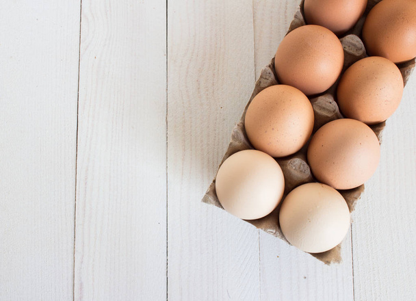 Čerstvá vejce v kartonu na bílém pozadí - Fotografie, Obrázek