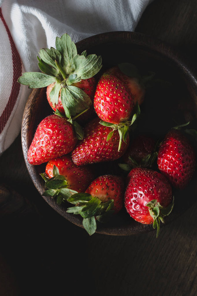 Organic strawberries in bowl - Foto, Bild