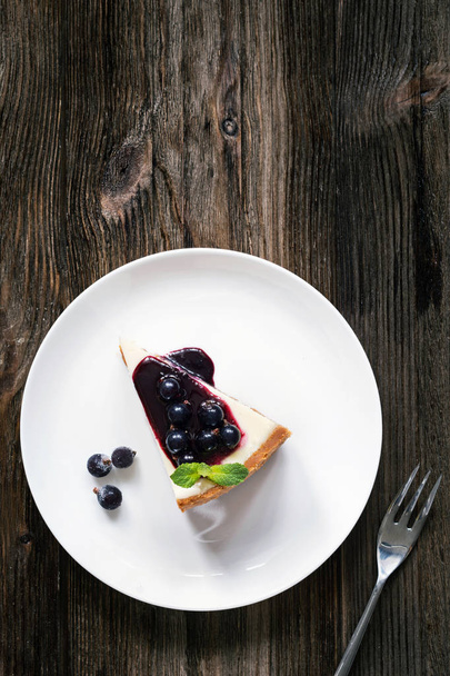 Top view of cheesecake with black currant and blueberry sauce - Фото, зображення