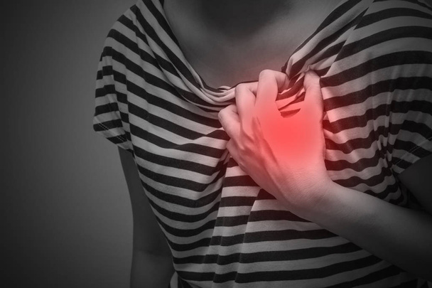 Больная женщина с сильной болью в сердце, страдает от боли в груди
 - Фото, изображение