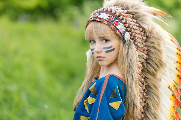 Красивая молодая девушка в образе индианки с рукшем на
 - Фото, изображение