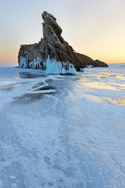 Small Ogoi island on Baikal lake is famous for bizarre rock formation. - Foto, Imagem