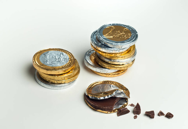 Monedas de chocolate apiladas en euros, concepto de inversión
 - Foto, imagen