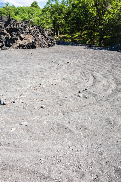 clinker y el suelo de piedra pómez en la pendiente del volcán Etna
 - Foto, imagen