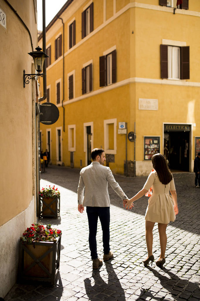 Casal amoroso em Roma
 - Foto, Imagem