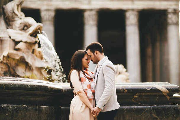 glückliches paar in rom von pantheon  - Foto, Bild