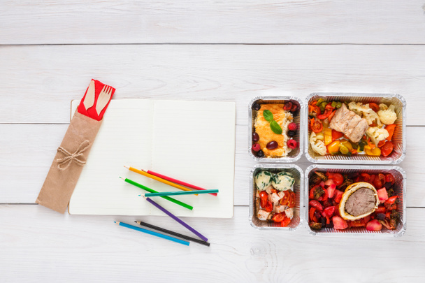 Comida saludable, almuerzo en caja de aluminio en la mesa del estudiante, dieta
 - Foto, imagen