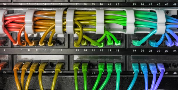 Gökkuşağı Internet yama kablosu kablolar ile Server kabin - Fotoğraf, Görsel
