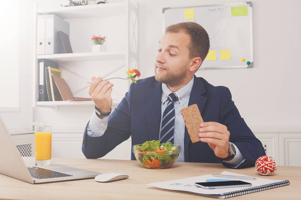 Člověk má zdravé pracovní oběd v moderních kancelářských interiérů - Fotografie, Obrázek
