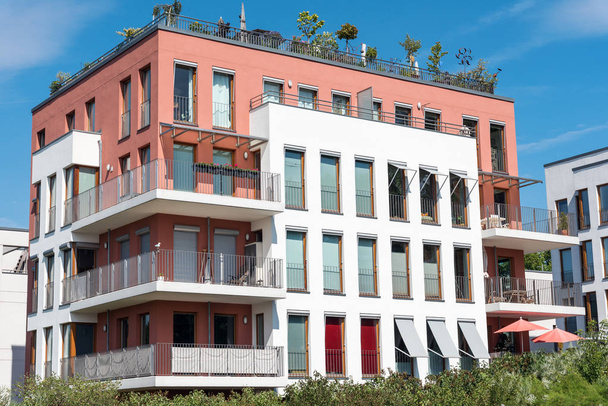 Moderna casa de apartamentos en Berlín
 - Foto, Imagen